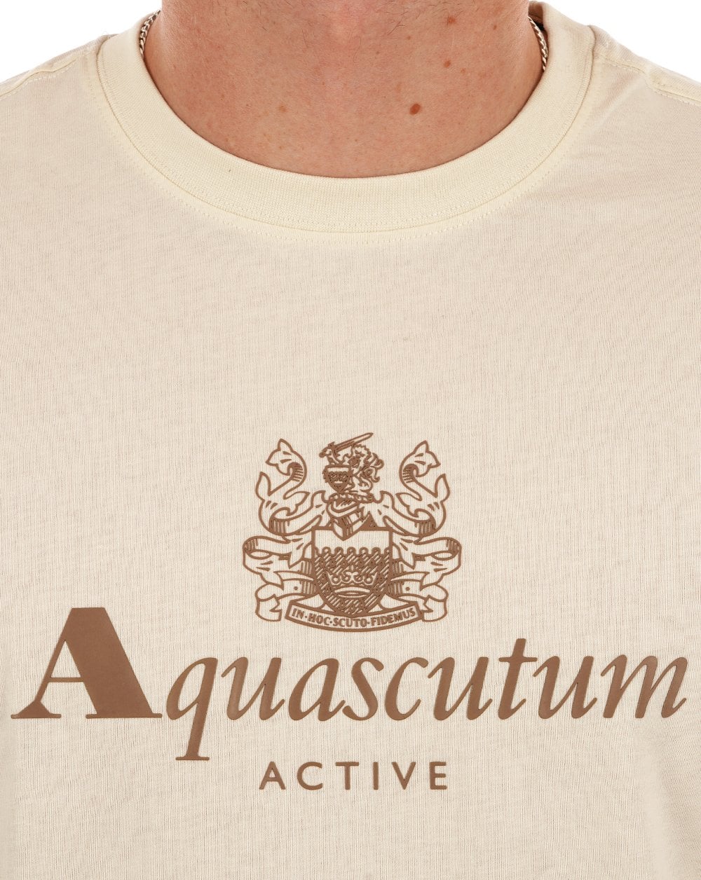 Aquascutum – T-Shirt mit großem Logo in Off-White