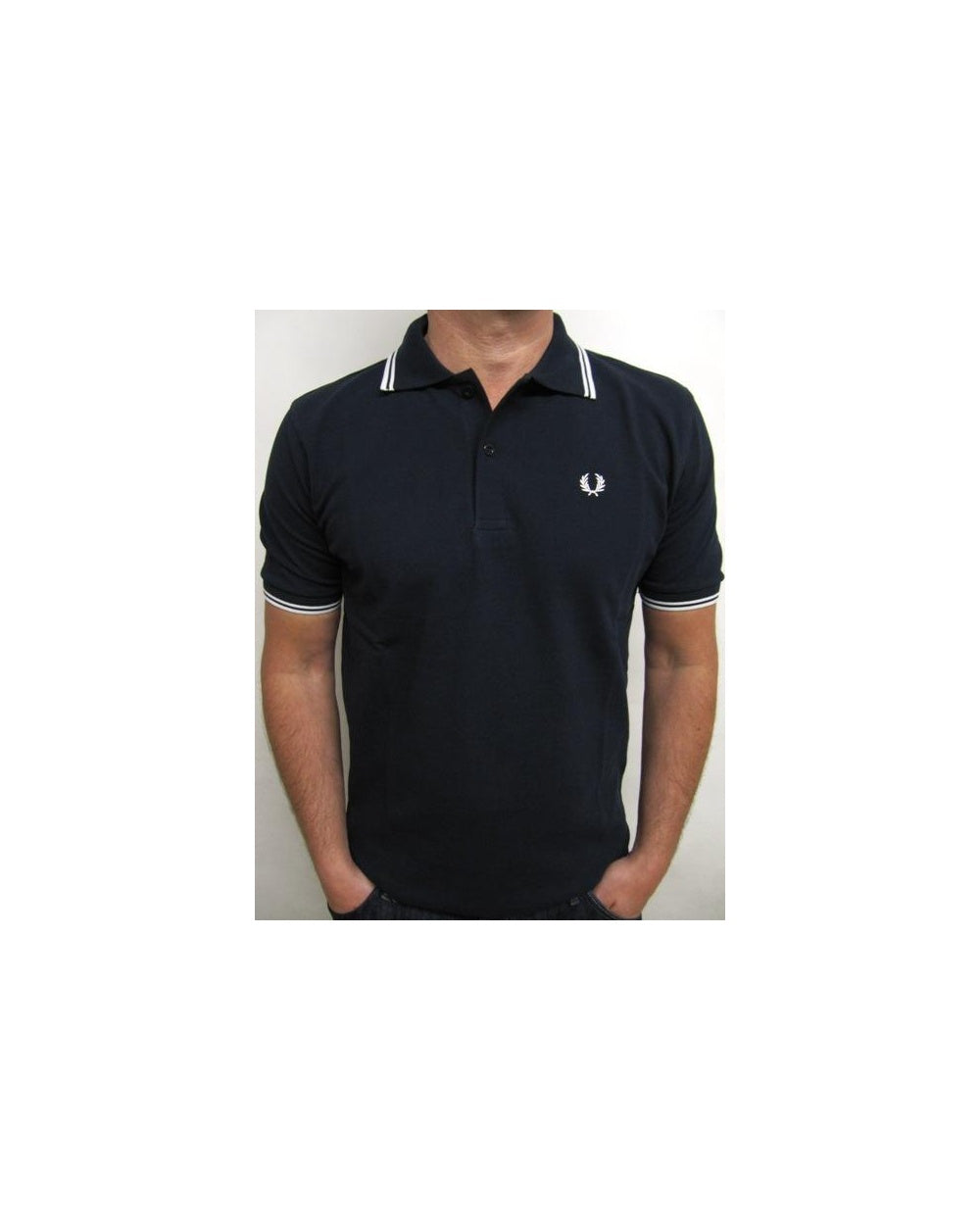 Fred Perry – Poloshirt mit Doppelstreifen, Marineblau/Weiß 