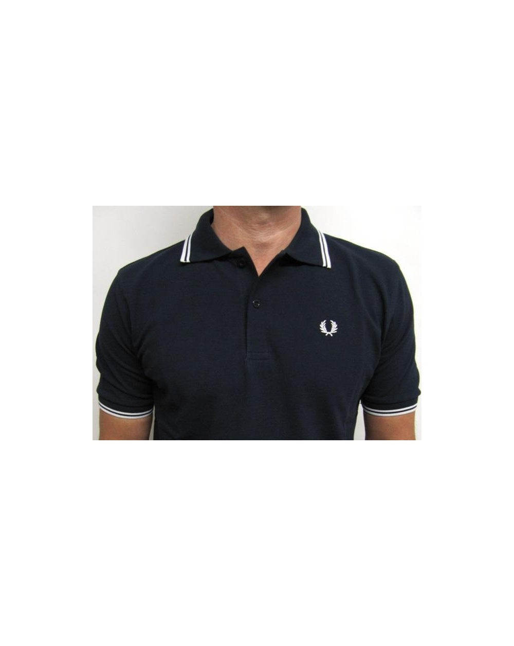 Fred Perry – Poloshirt mit Doppelstreifen, Marineblau/Weiß 