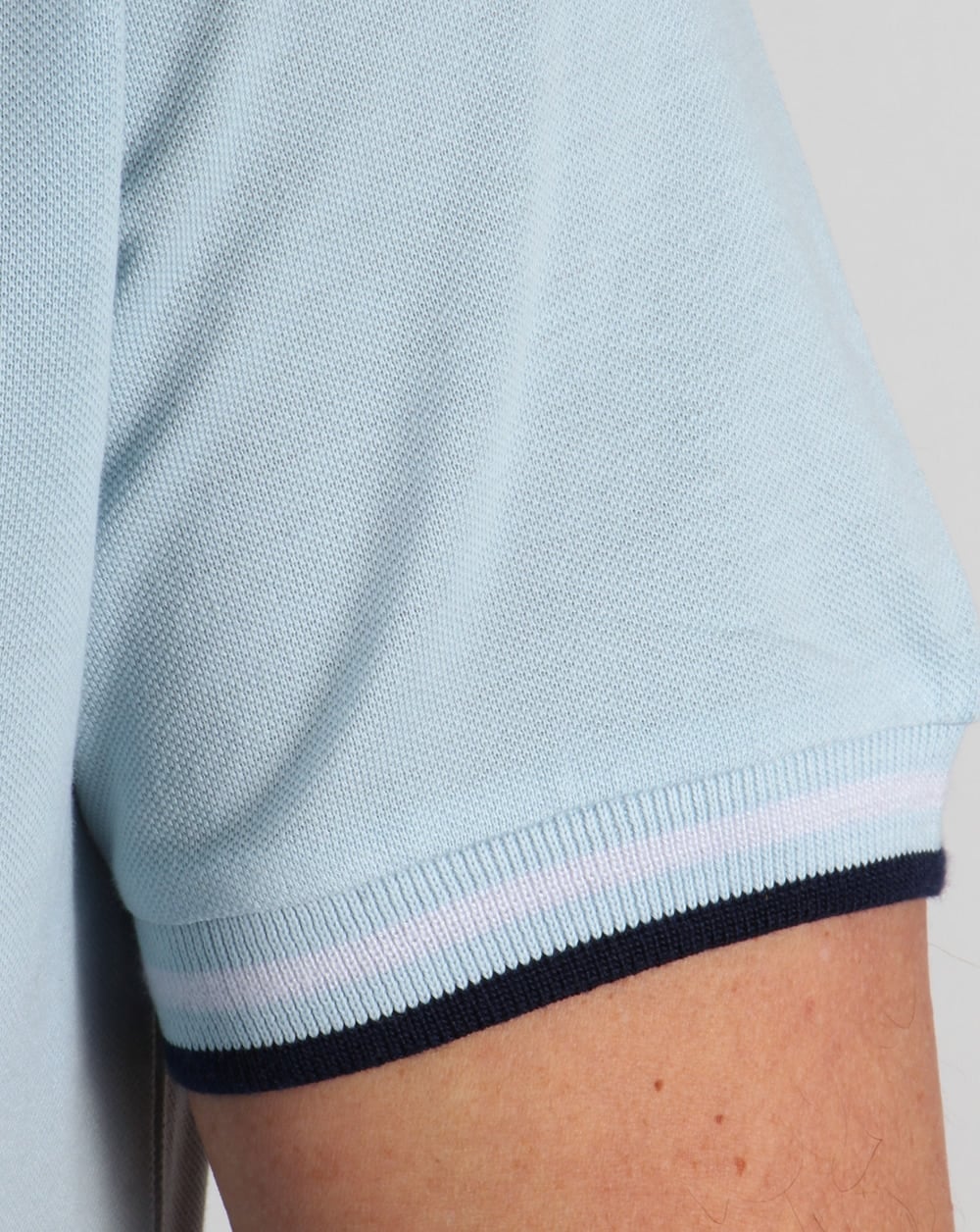 Pretty Green Poloshirt mit Streifen in Himmelblau
