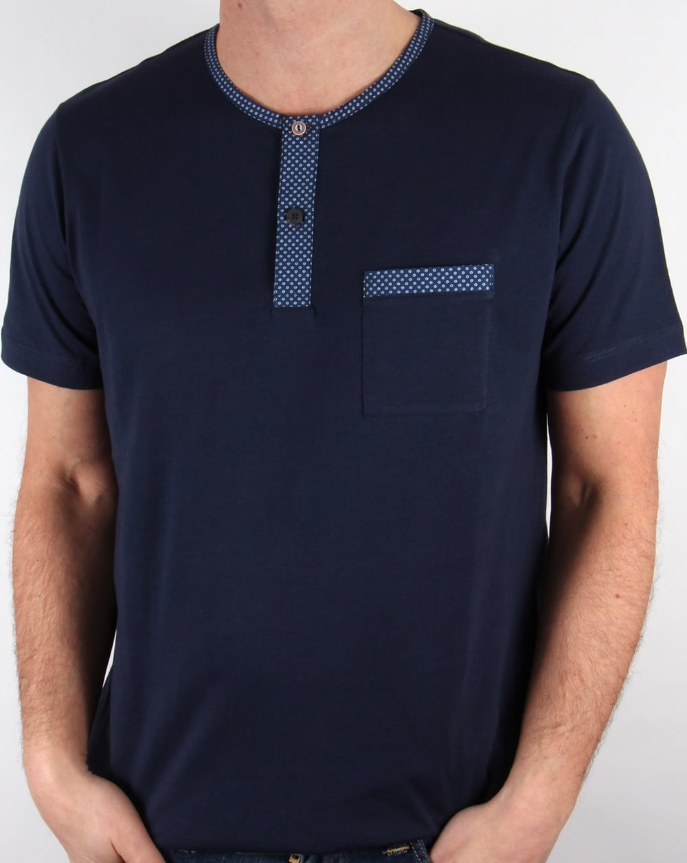 Pretty Green – Bankhall – T-Shirt mit Grandad-Kragen, Marineblau