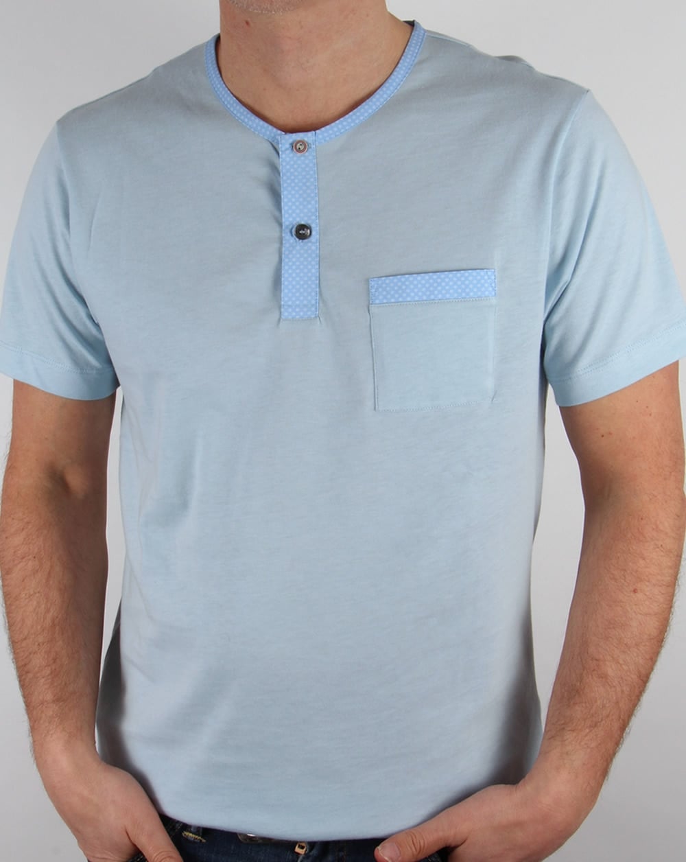 Pretty Green – Bankhall – T-Shirt mit Grandad-Kragen, Himmelblau