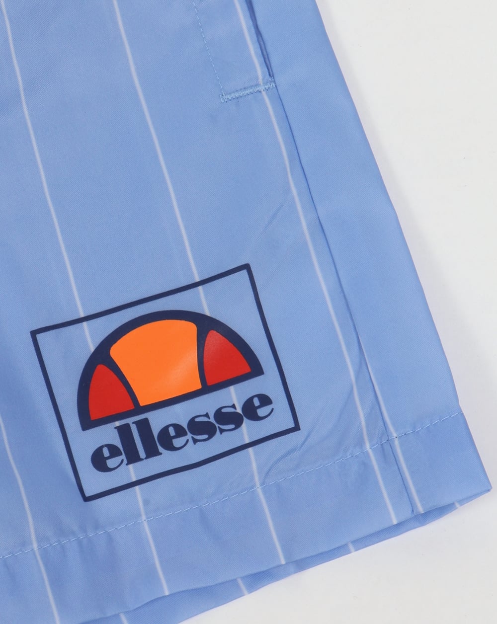 Ellesse – Gestreifte Footy-Badeshorts in Himmelblau