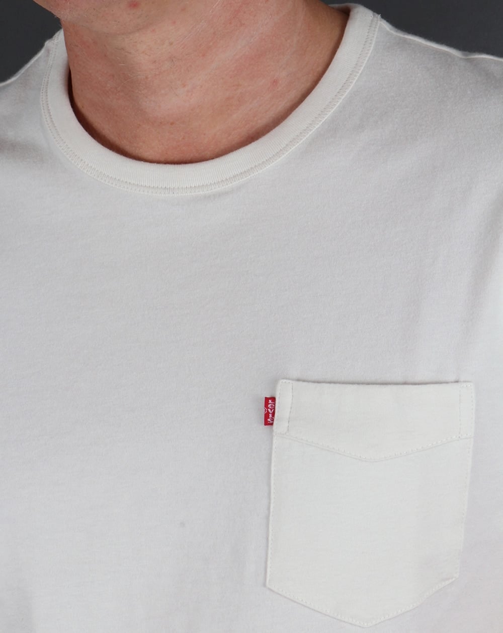 Levis – Sunset Pocket T-Shirt in Rauchweiß