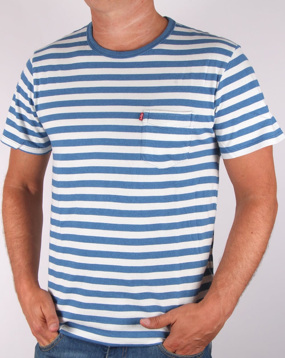 Levis – Sunset – T-Shirt mit Tasche in verblasstem Indigo