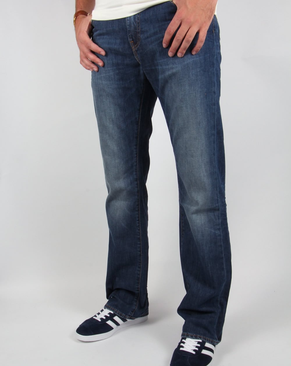 Levis 527 – Bootcut-Jeans, größtenteils mittelblau
