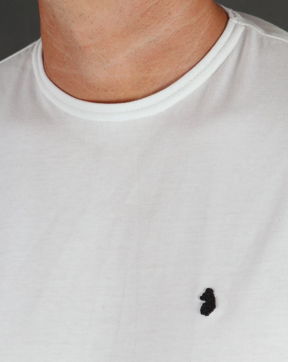 Luke – New Charmer – Schmal geschnittenes T-Shirt in Weiß