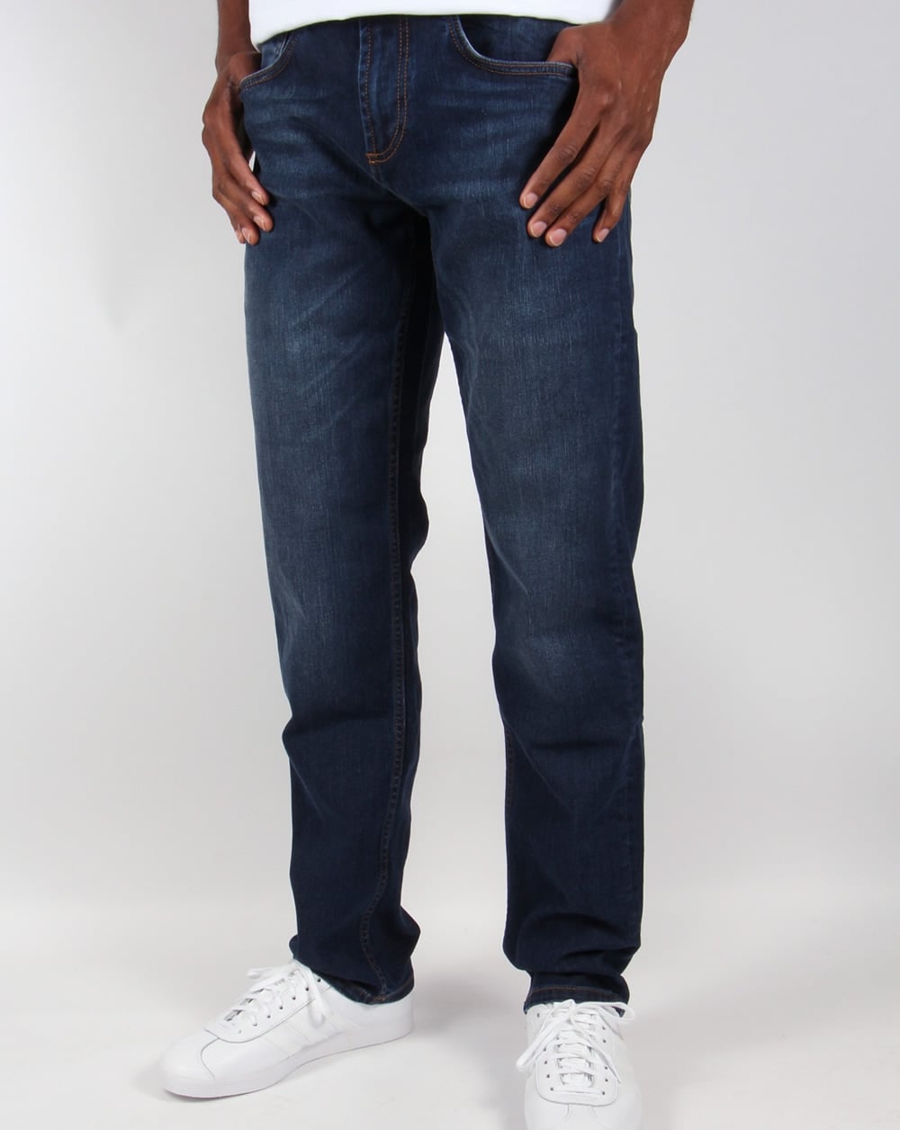Henri Lloyd – Jeans in normaler Passform in dunkler Vintage-Waschung