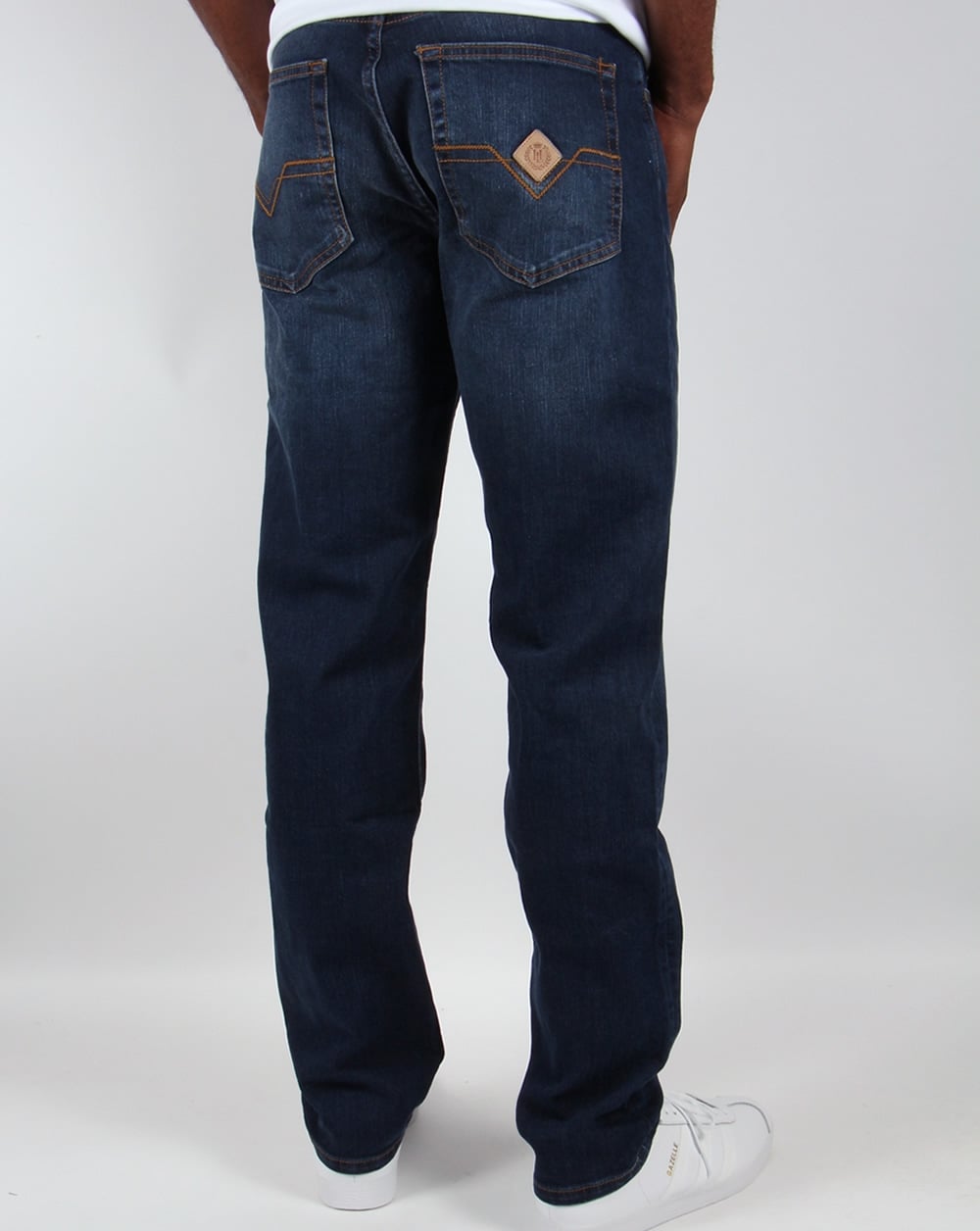 Henri Lloyd – Jeans in normaler Passform in dunkler Vintage-Waschung