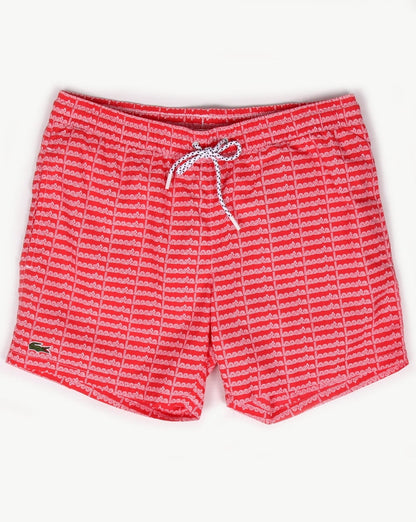 Lacoste – Badeshorts mit linearem Logo in Grenadine