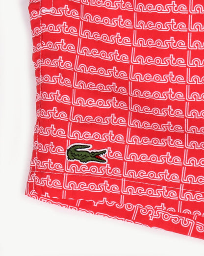 Lacoste – Badeshorts mit linearem Logo in Grenadine