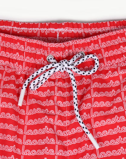 Lacoste – Badeshorts mit linearem Logo in Grenadine