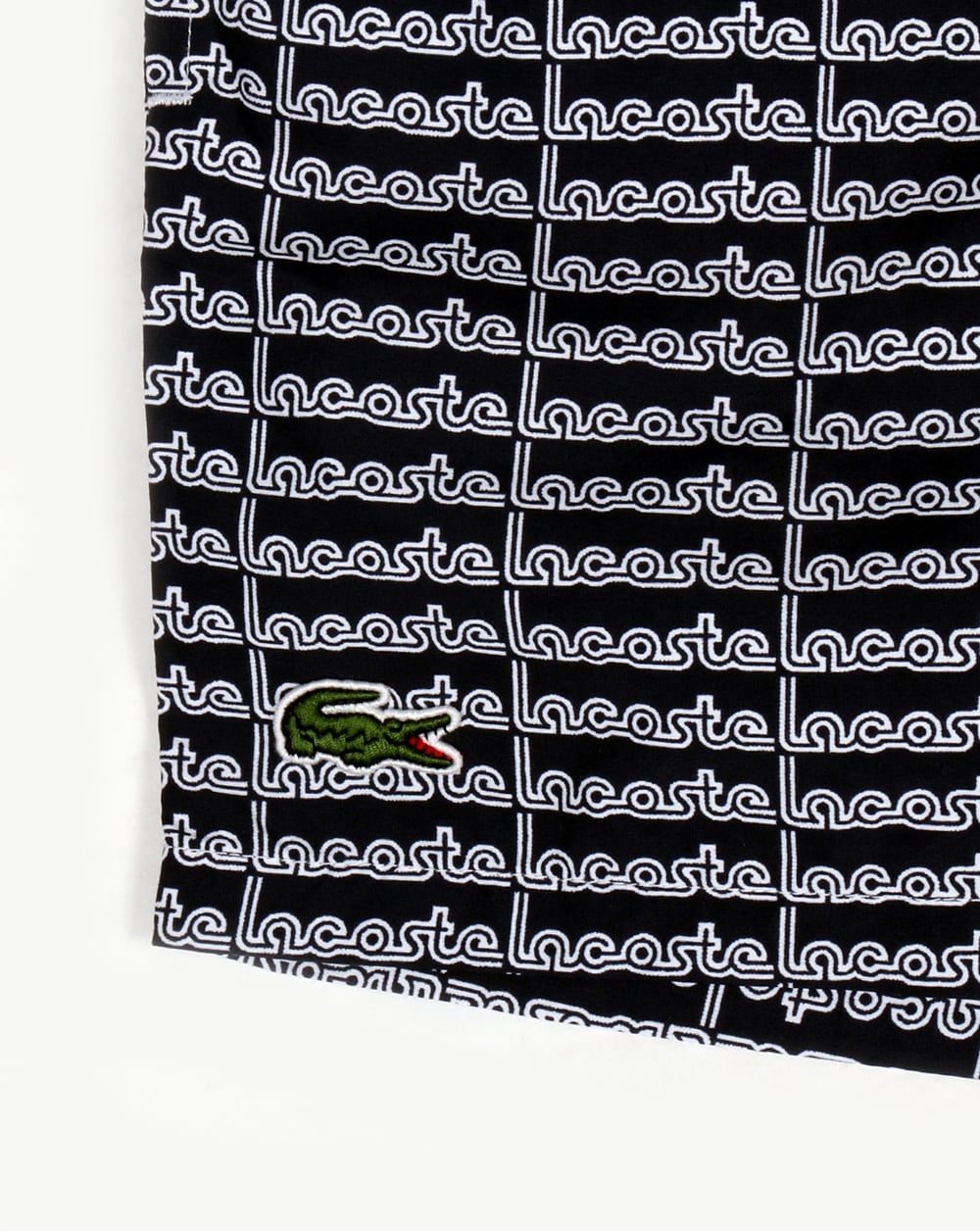 Lacoste – Badeshorts mit linearem Logo in Marineblau