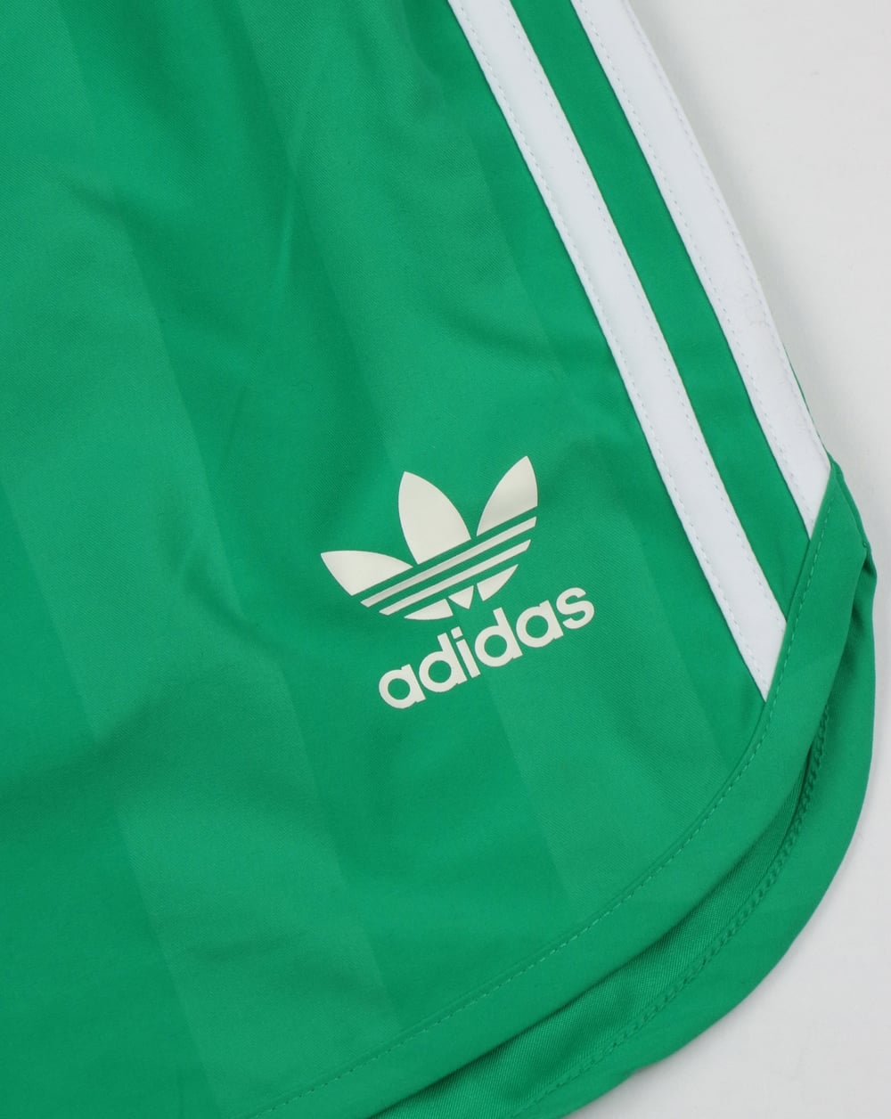 Adidas Originals – Fußballshorts in Core-Grün