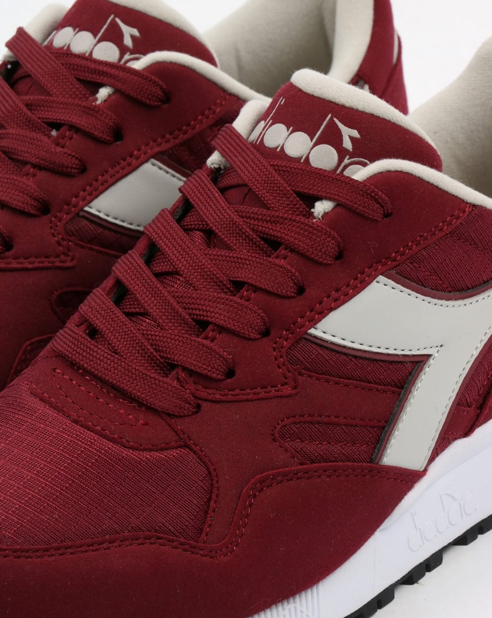 Diadora N902 Trainer Tiefrot