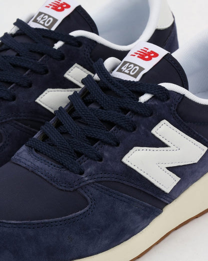 New Balance 420 Re-Engineered Wildleder-Sneaker Marineblau/Weiß