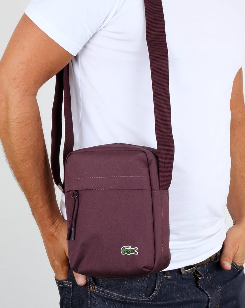 Lacoste – Vertikale Kameratasche in Weinrot