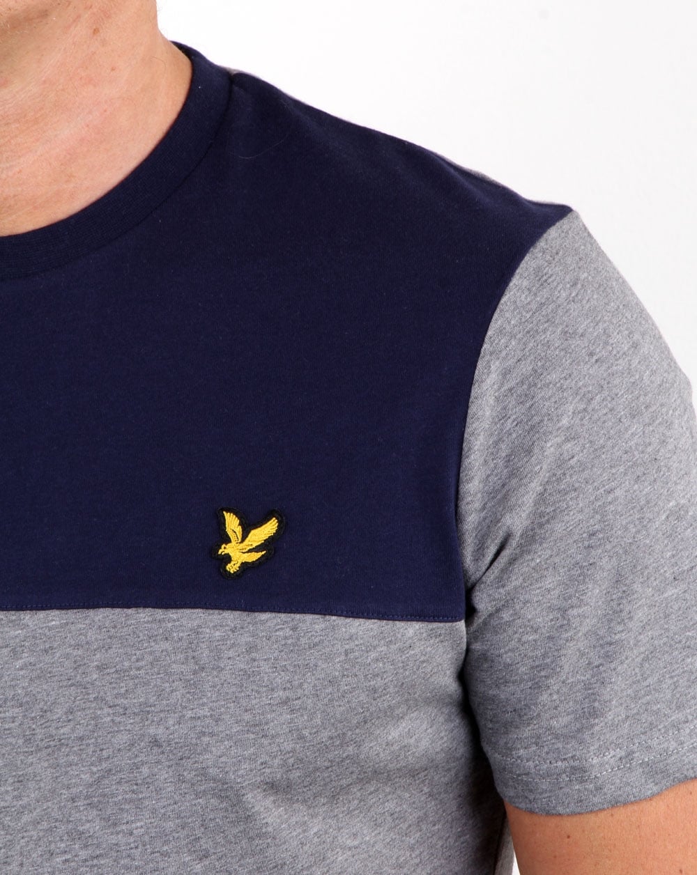 Lyle And Scott – T-Shirt mit Yoke-Muster in Mittelgrau