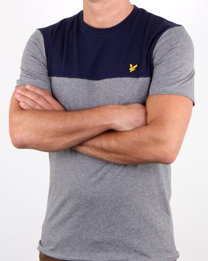 Lyle And Scott – T-Shirt mit Yoke-Muster in Mittelgrau