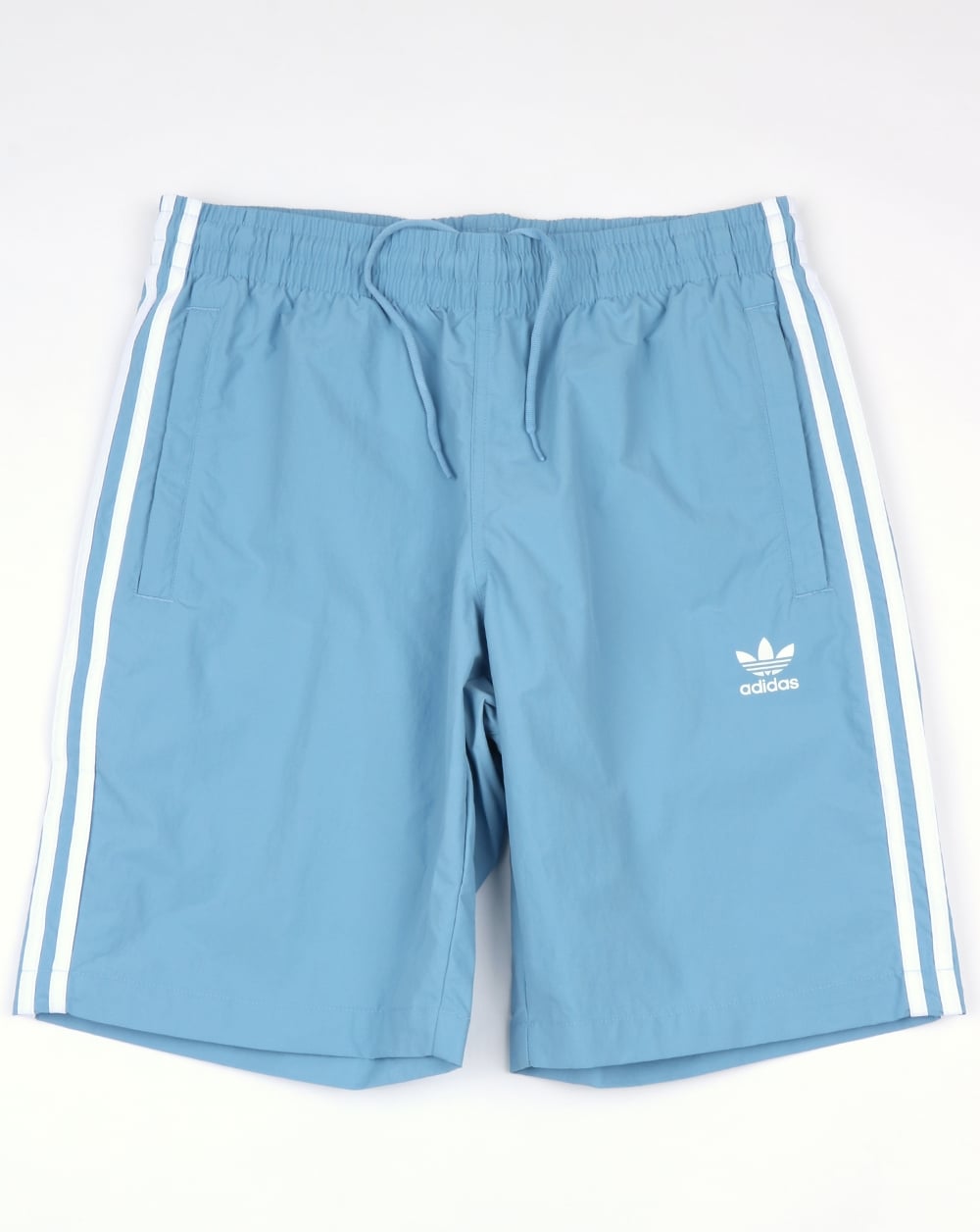 Adidas Originals – Badeshorts mit 3 Streifen in Aschblau