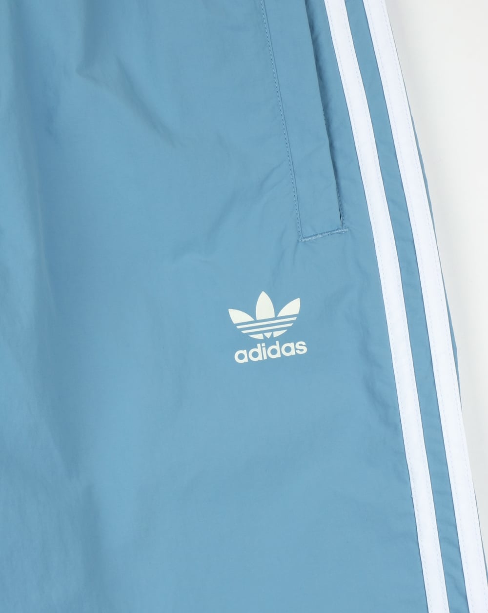 Adidas Originals – Badeshorts mit 3 Streifen in Aschblau