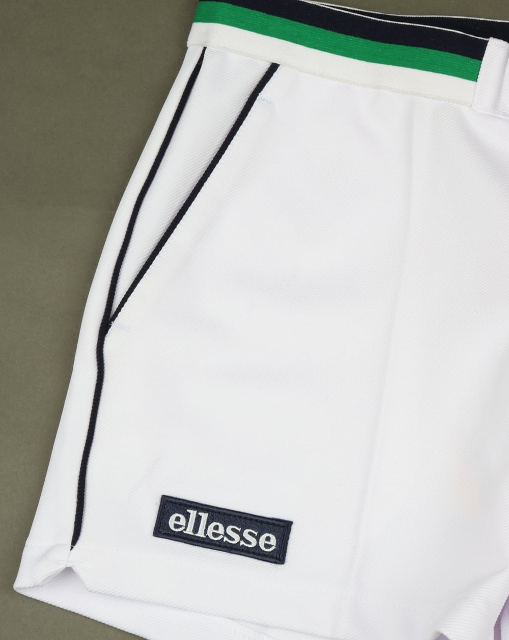 Ellesse – Weiße Shorts im Tennisstil mit Paspelierung