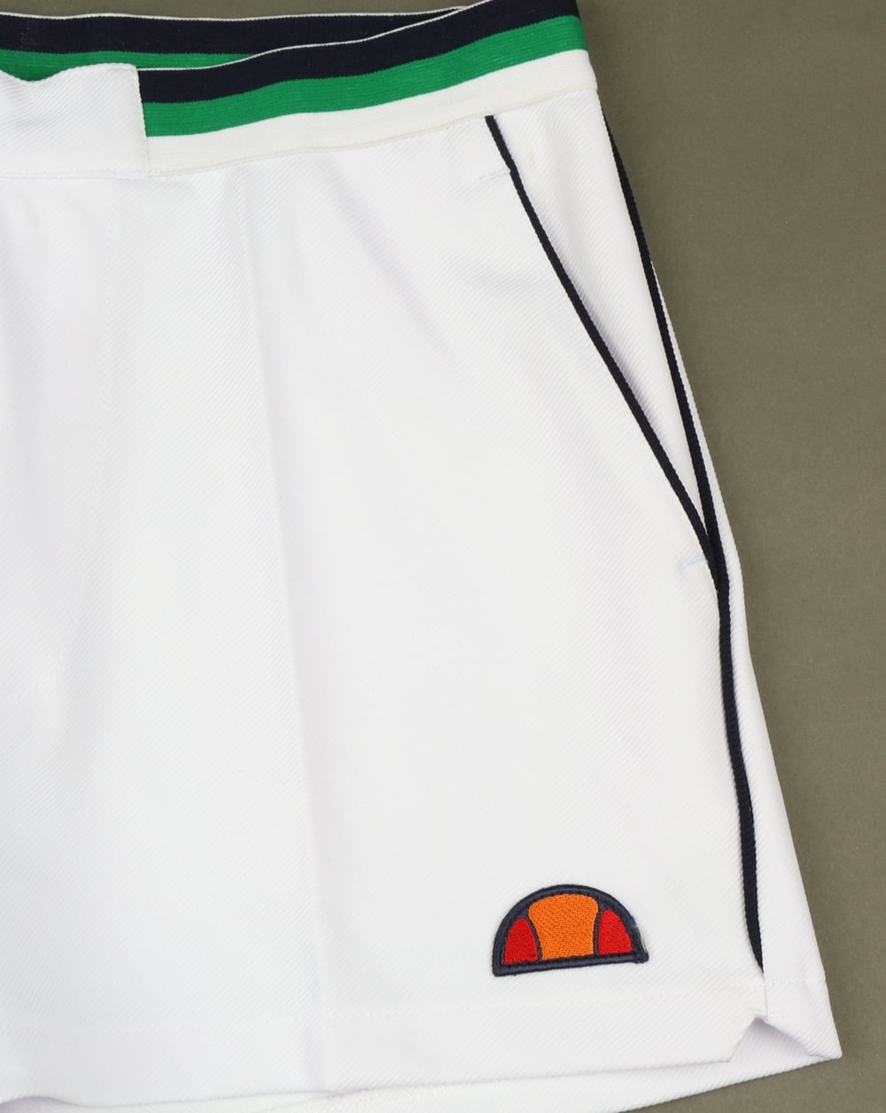 Ellesse – Weiße Shorts im Tennisstil mit Paspelierung