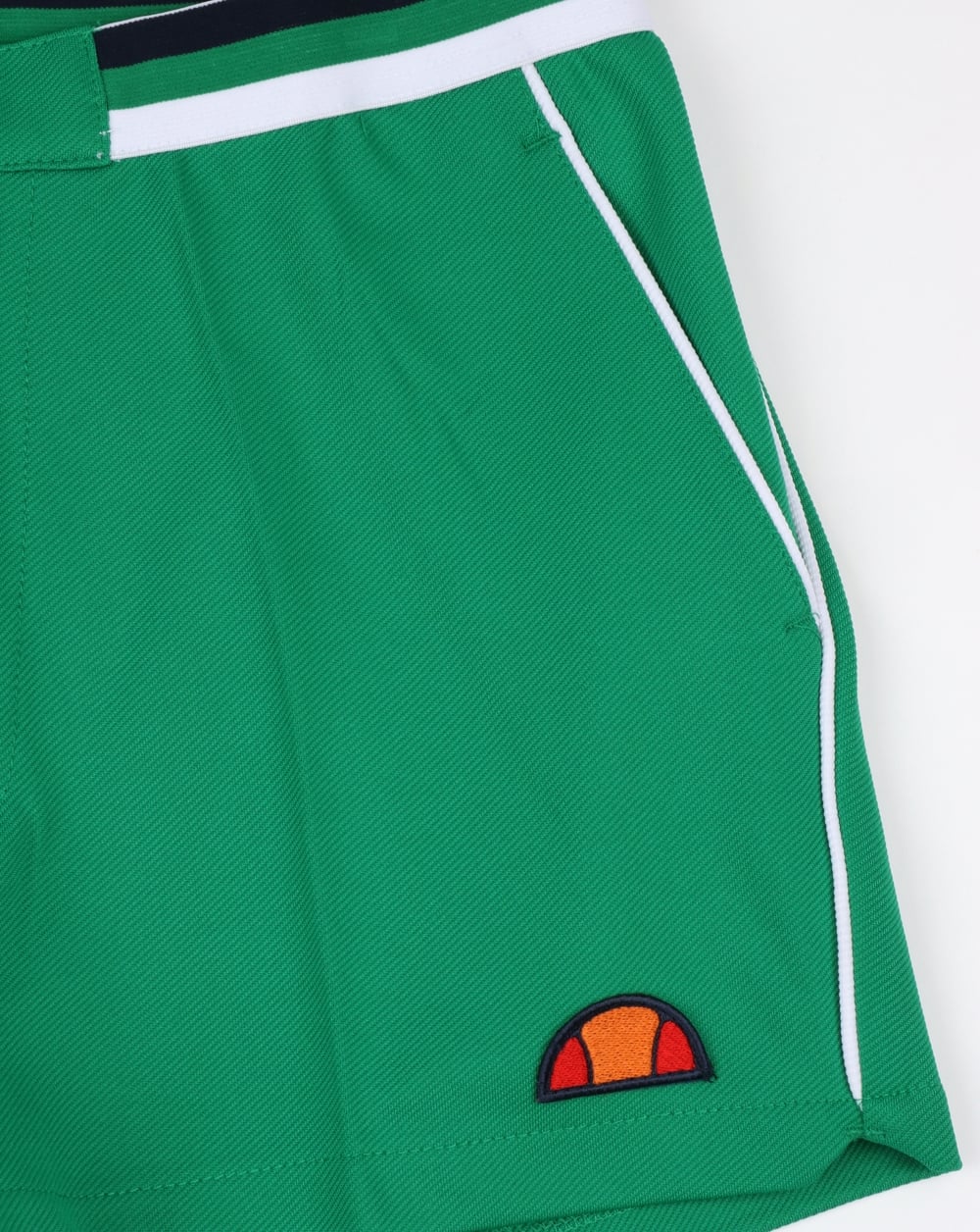 Ellesse – Grüne Shorts im Tennisstil mit Paspelierung
