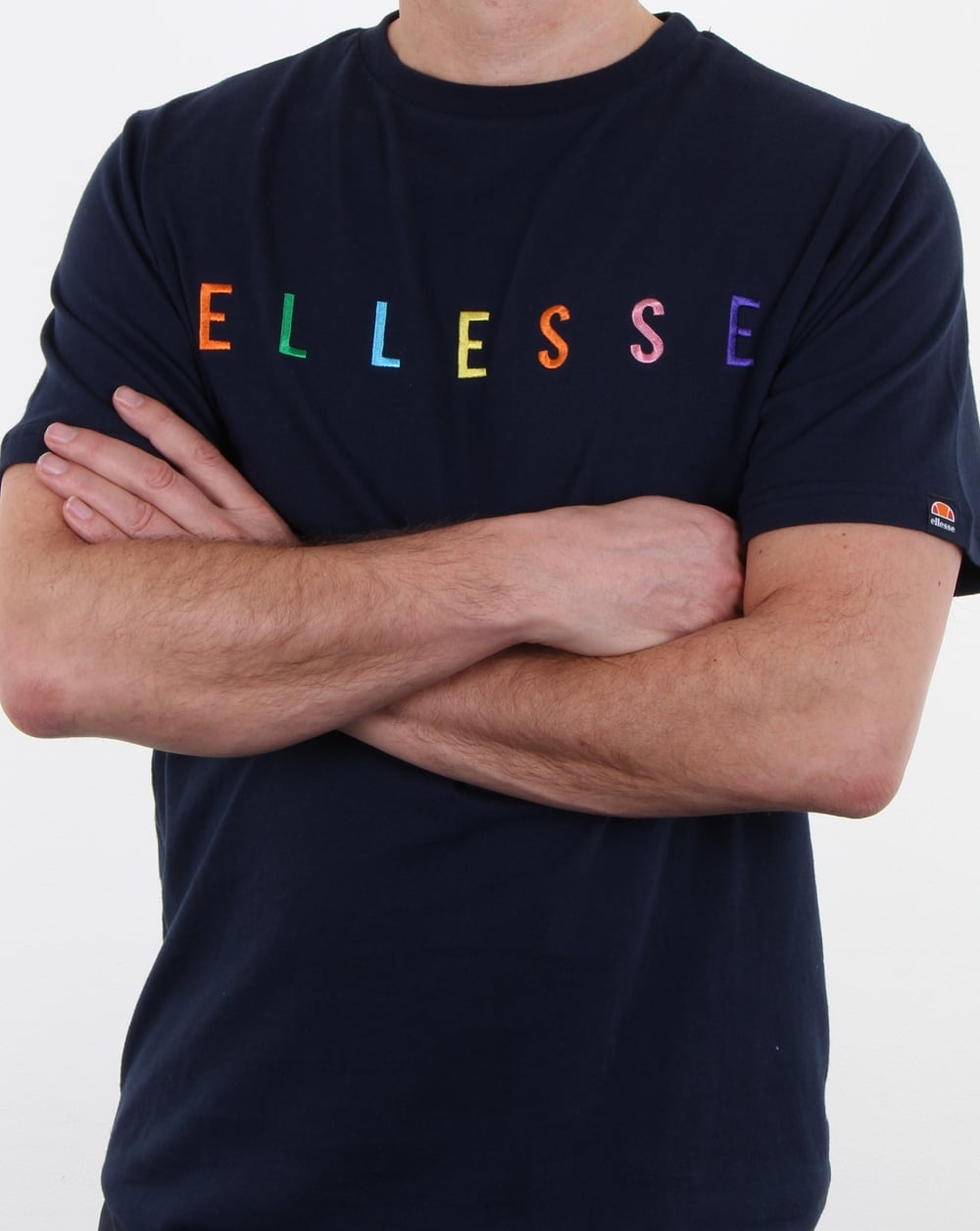 Ellesse – T-Shirt mit mehrfarbigem Blockschriftzug in Marineblau