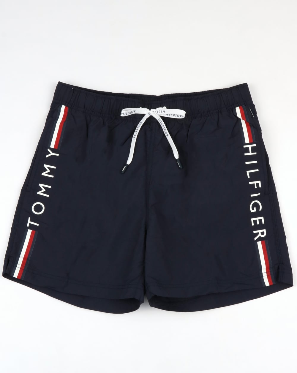 Tommy Hilfiger – Badeshorts mit linearem Logo in Marineblau