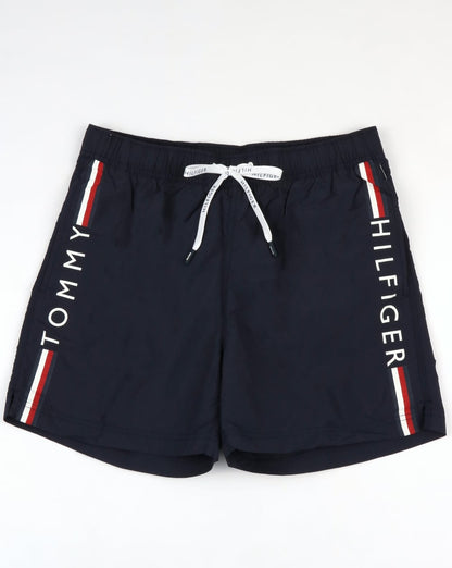 Tommy Hilfiger – Badeshorts mit linearem Logo in Marineblau