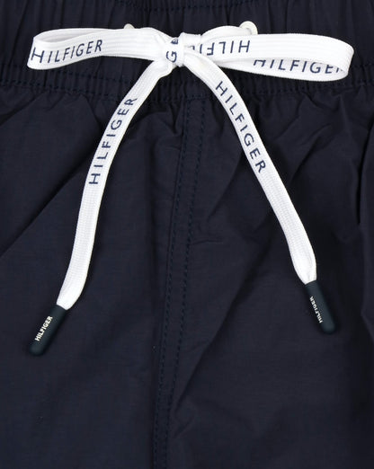 Tommy Hilfiger – Badeshorts mit linearem Logo in Marineblau