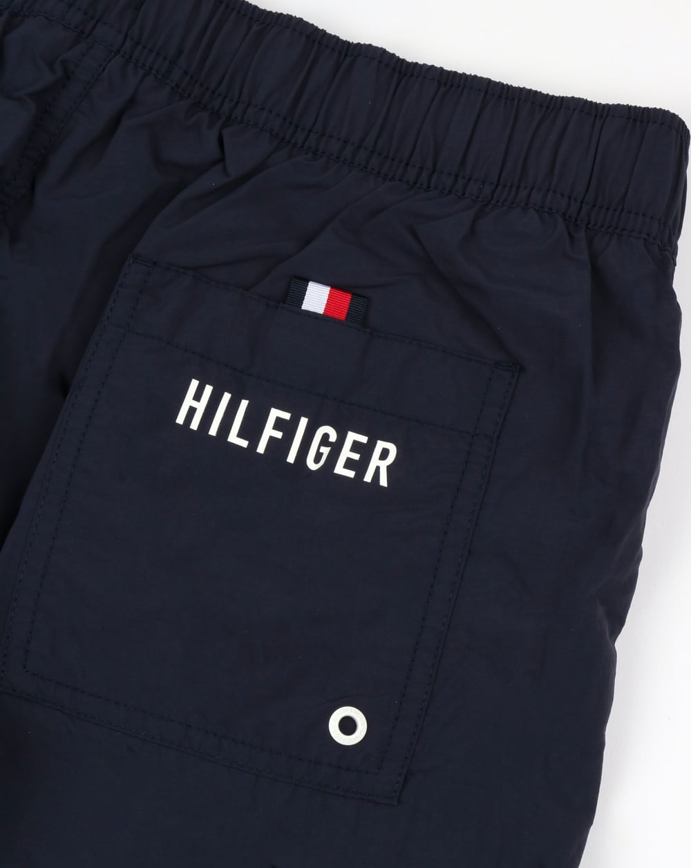 Tommy Hilfiger – Badeshorts mit linearem Logo in Marineblau