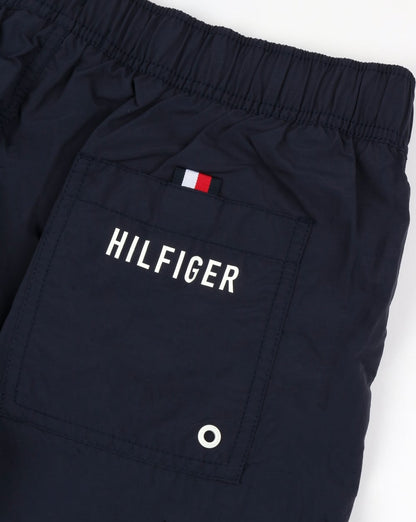 Tommy Hilfiger – Badeshorts mit linearem Logo in Marineblau