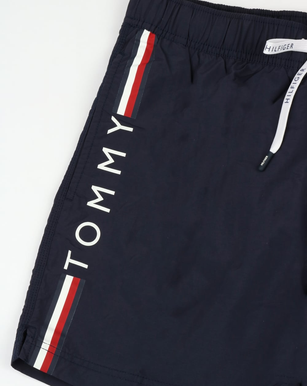 Tommy Hilfiger – Badeshorts mit linearem Logo in Marineblau