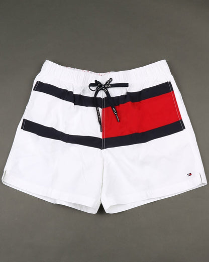 Tommy Hilfiger – Badeshorts mit Flagge in Hellweiß