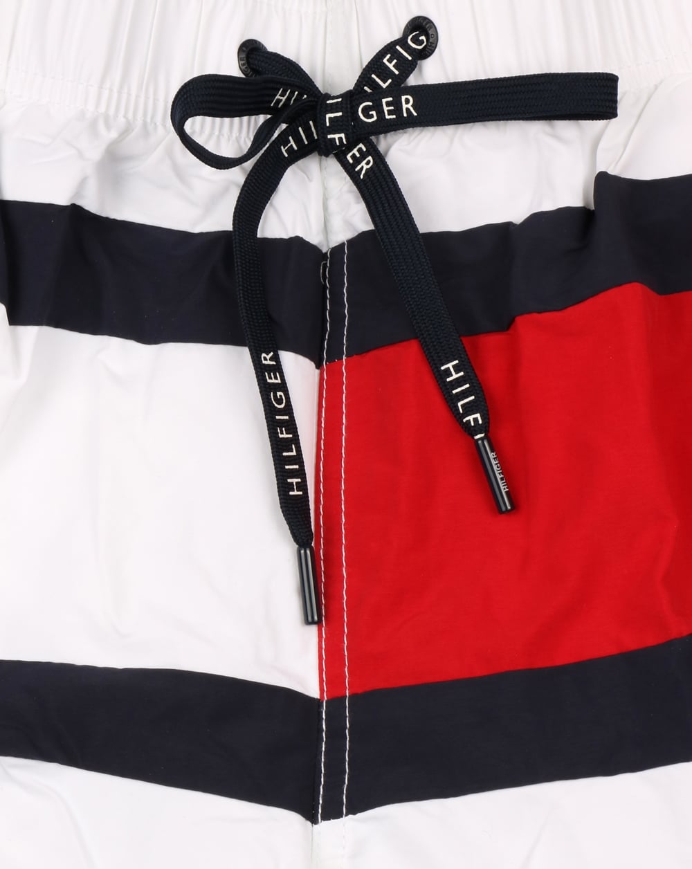 Tommy Hilfiger – Badeshorts mit Flagge in Hellweiß