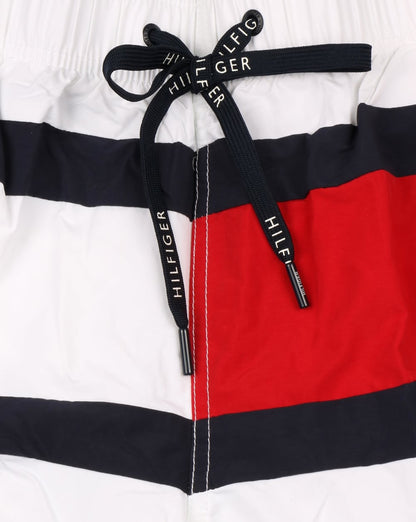 Tommy Hilfiger – Badeshorts mit Flagge in Hellweiß