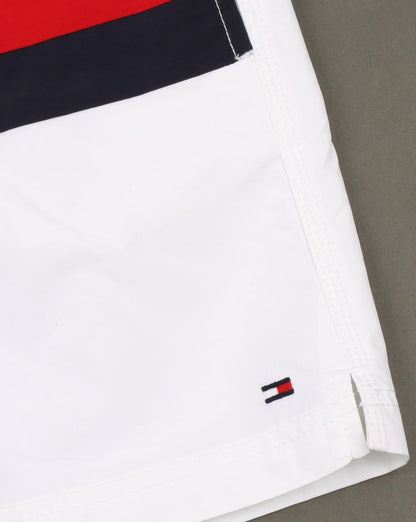 Tommy Hilfiger – Badeshorts mit Flagge in Hellweiß