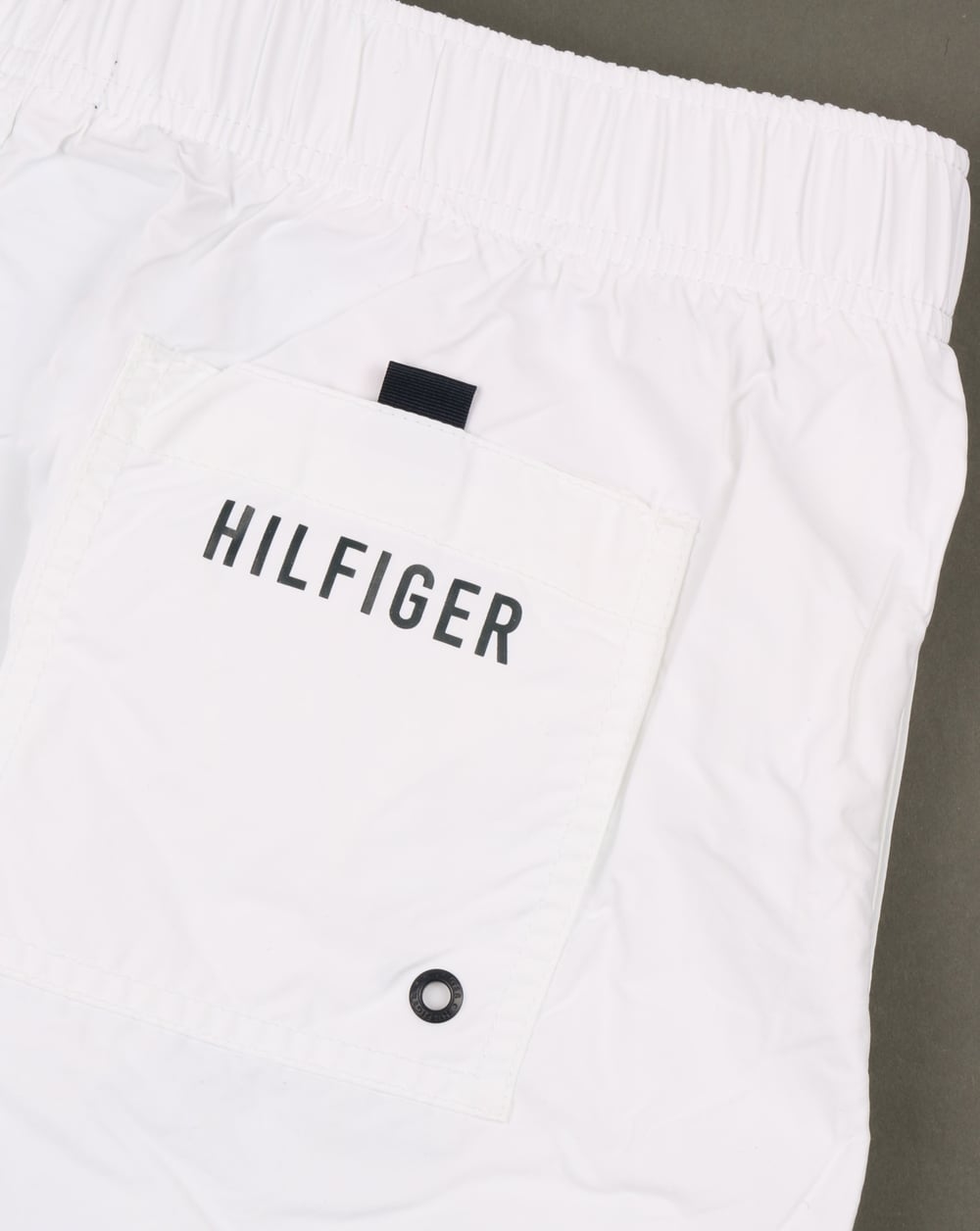 Tommy Hilfiger – Badeshorts mit Flagge in Hellweiß