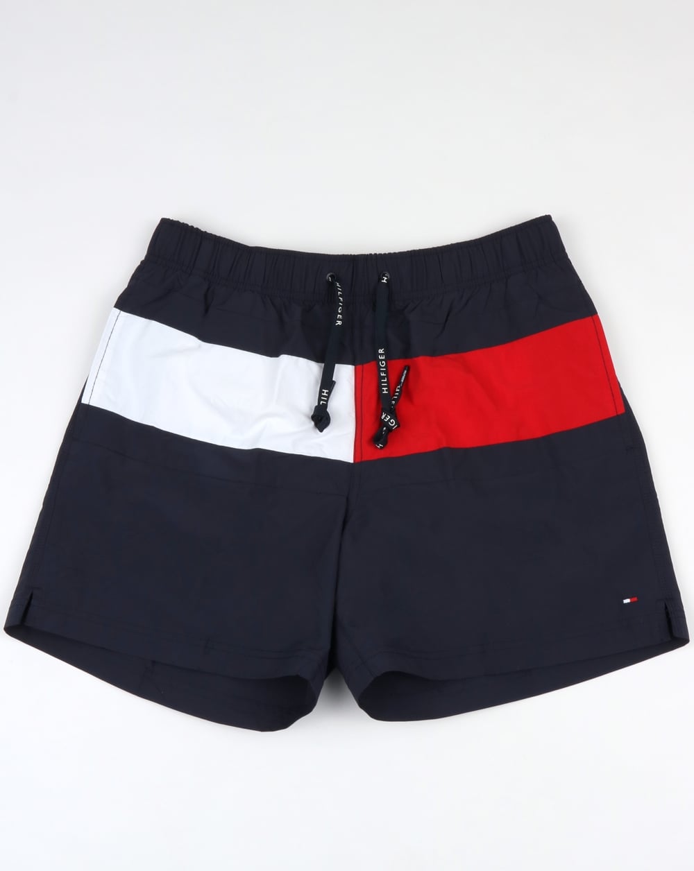 Tommy Hilfiger – Badeshorts mit Flagge in Marineblau