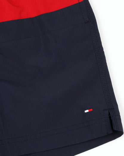 Tommy Hilfiger – Badeshorts mit Flagge in Marineblau
