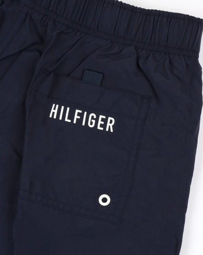 Tommy Hilfiger – Badeshorts mit Flagge in Marineblau