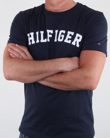 Tommy Hilfiger – T-Shirt mit Logo-Text in Marineblau