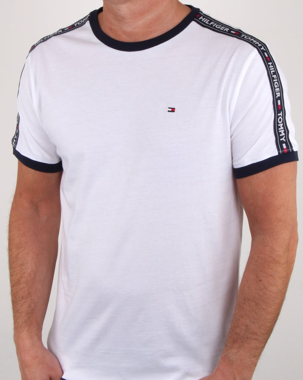 Tommy Hilfiger – T-Shirt mit Taping in Weiß