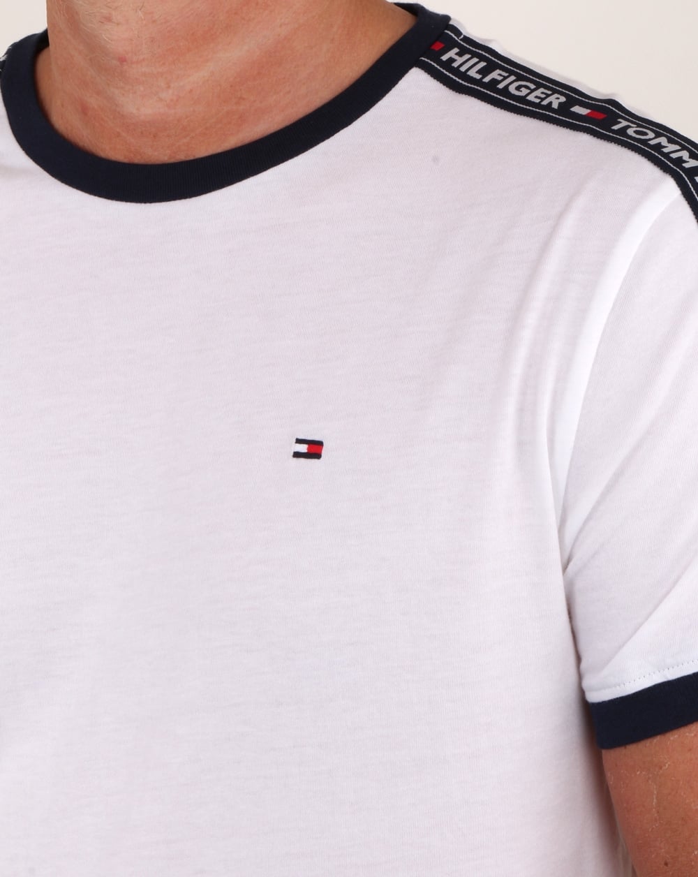 Tommy Hilfiger – T-Shirt mit Taping in Weiß