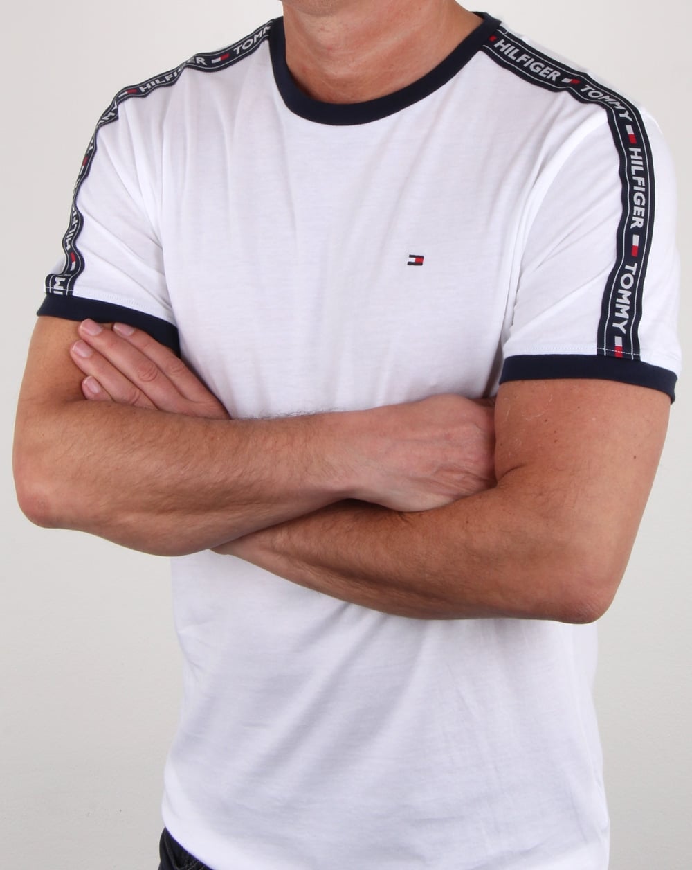Tommy Hilfiger – T-Shirt mit Taping in Weiß