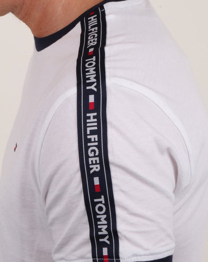 Tommy Hilfiger – T-Shirt mit Taping in Weiß