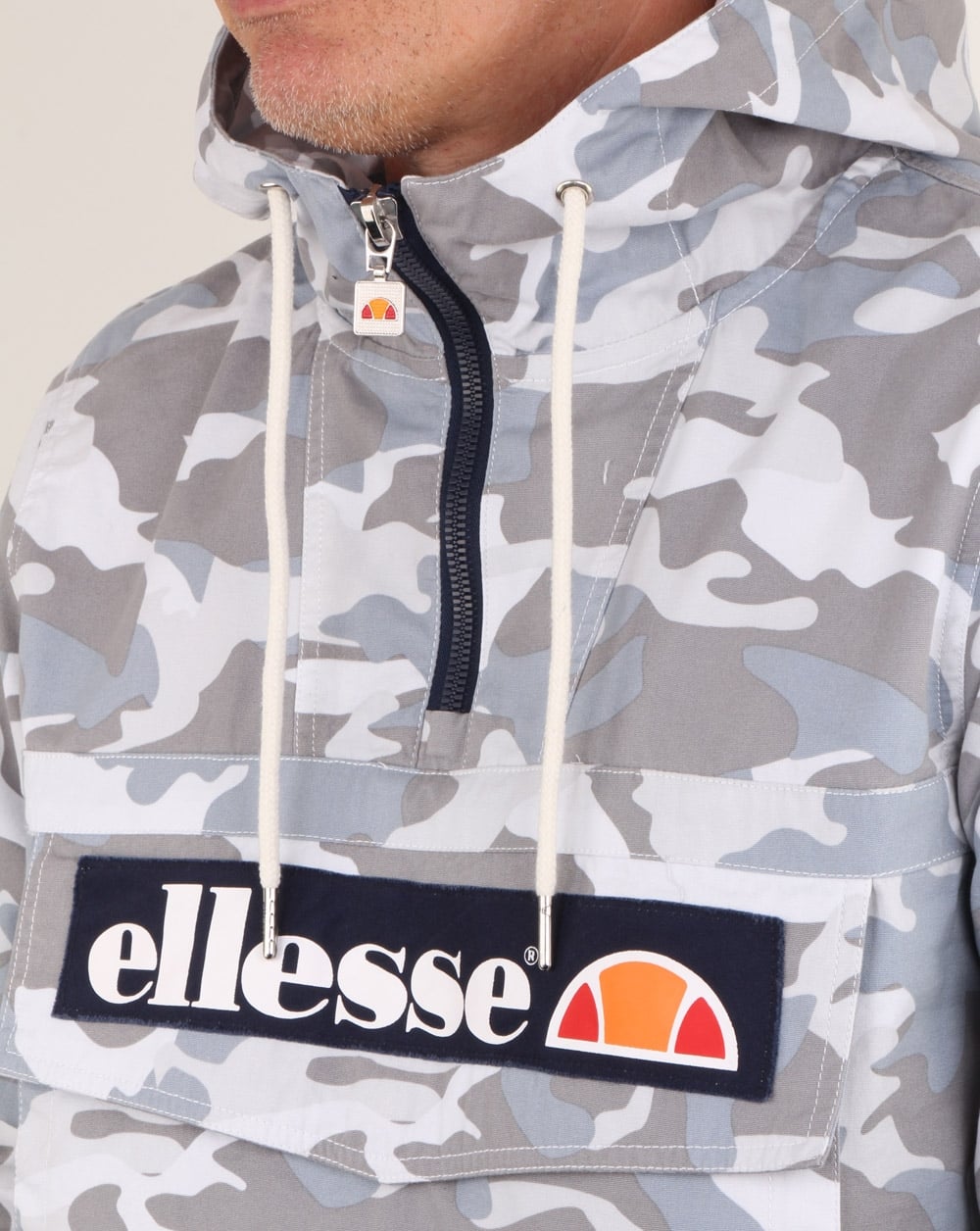 Ellesse – Mont – Canvasjacke in Grau mit Camouflage-Muster