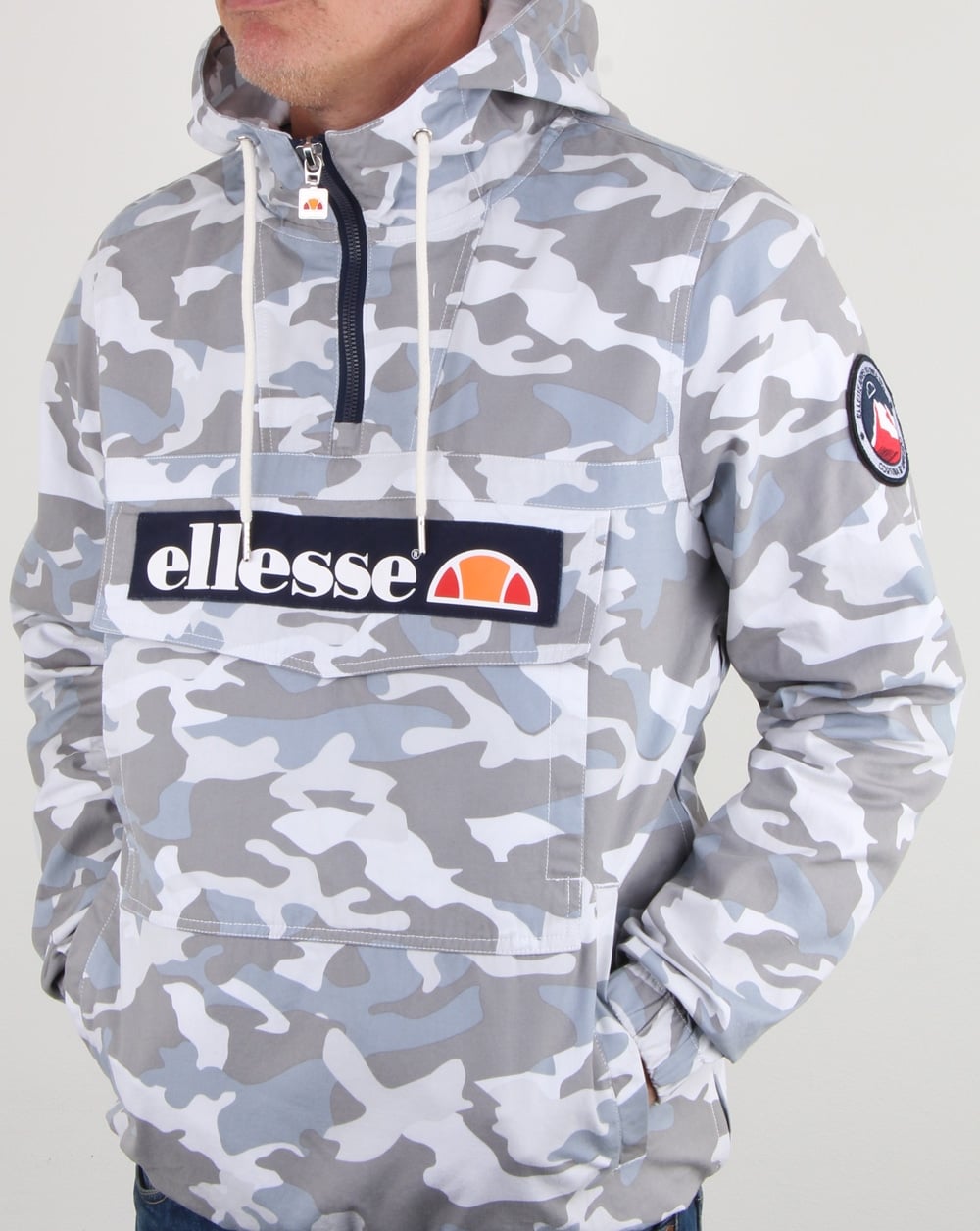 Ellesse – Mont – Canvasjacke in Grau mit Camouflage-Muster